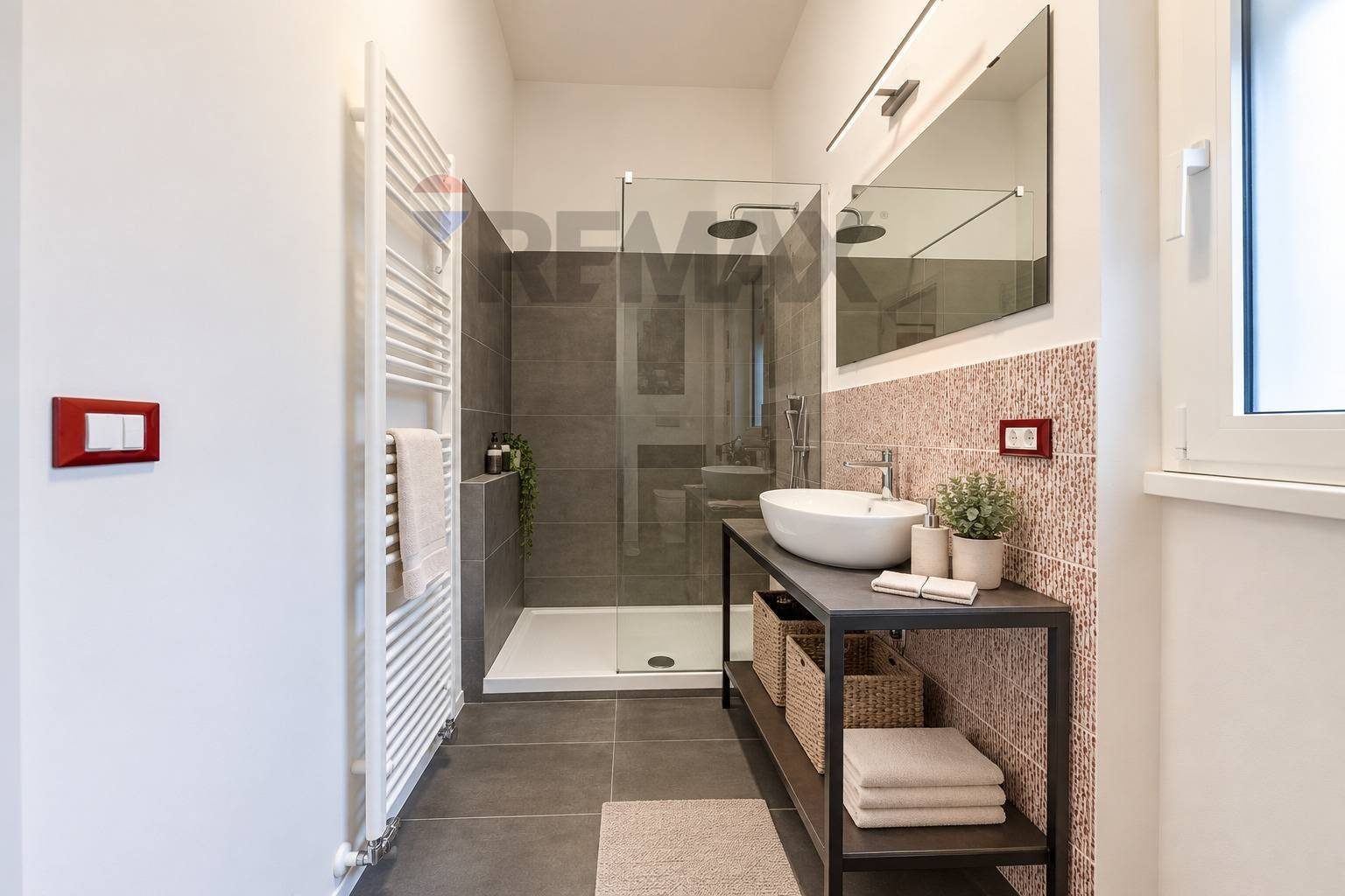 Il primo bagno, con doccia walk-in