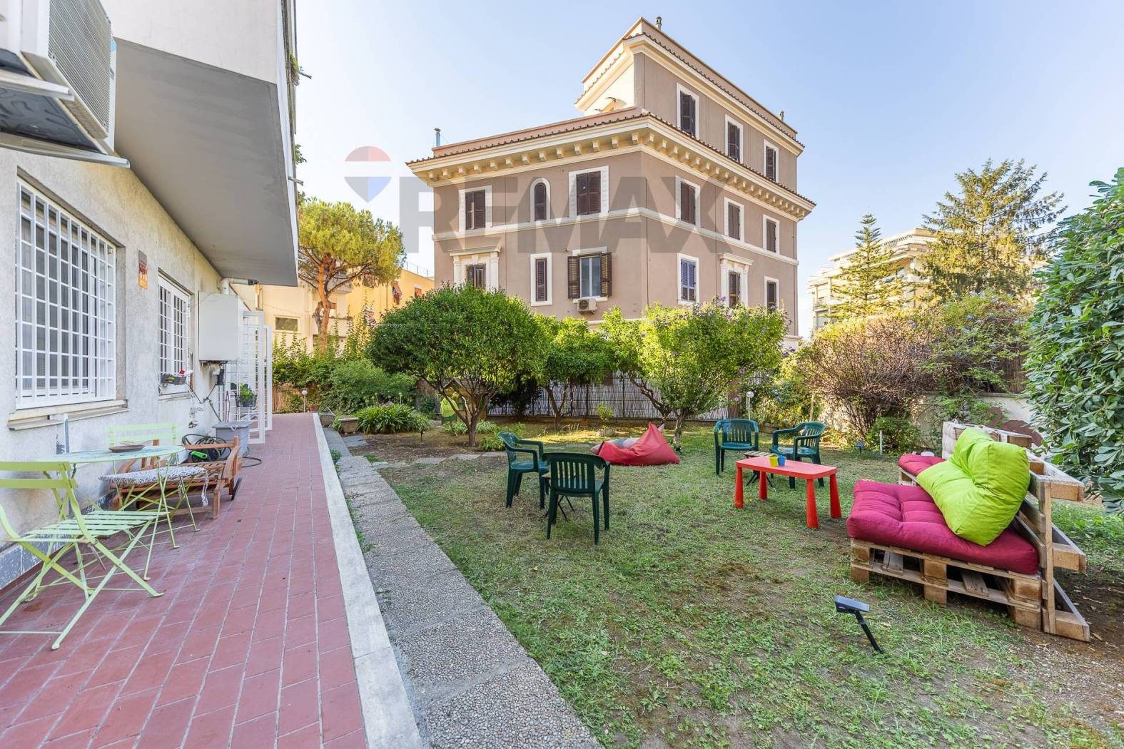 La corte privata: circa 300 mq fra pavimentato e verde