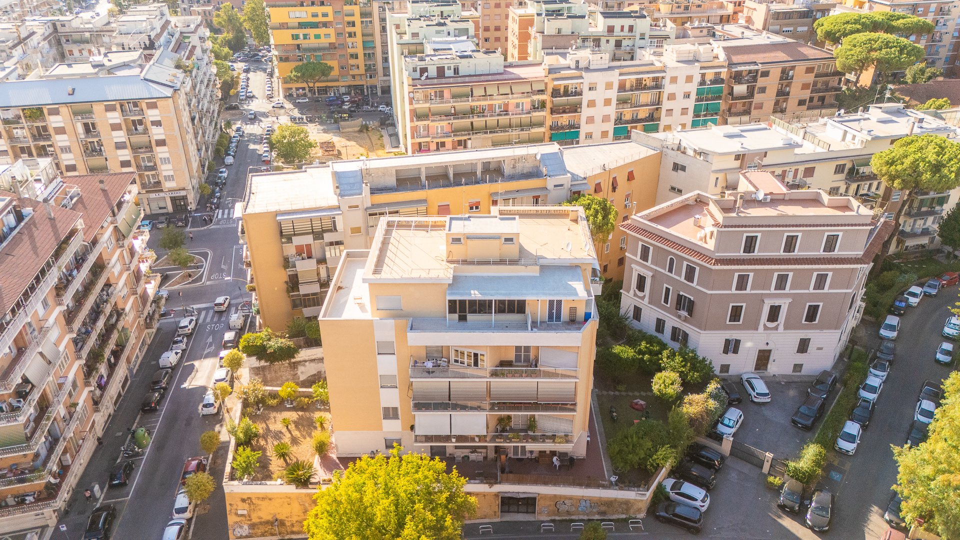 L'edificio e la corte visti dall'alto