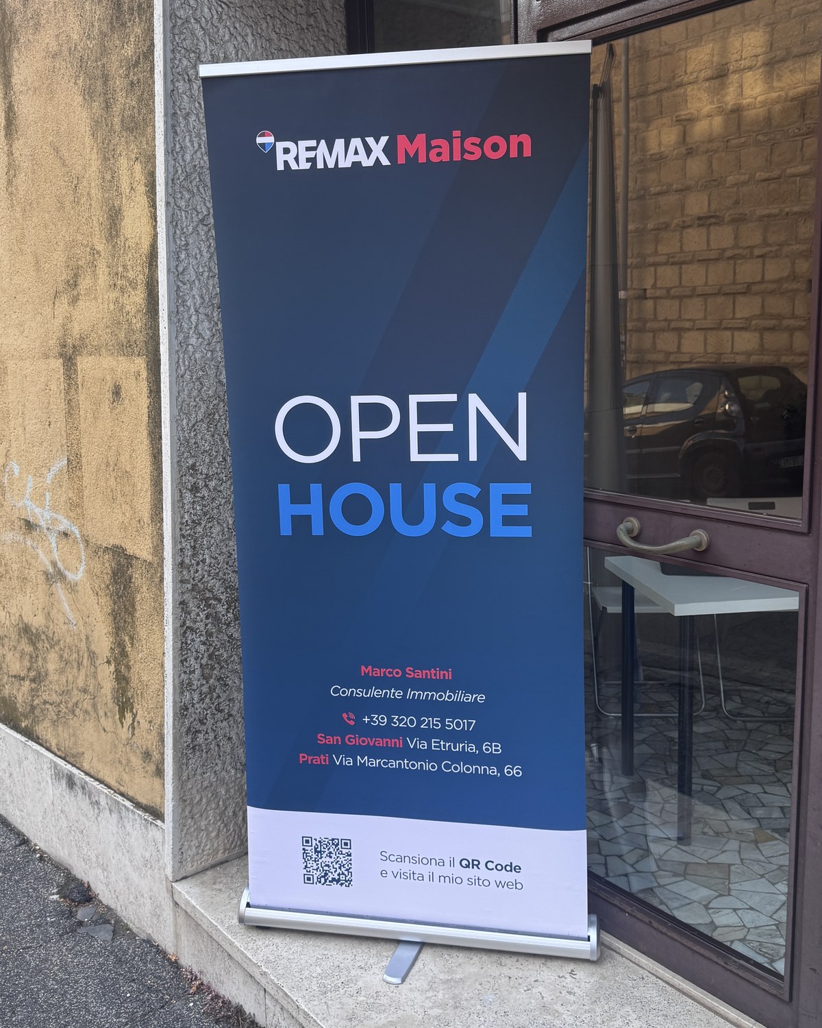 Il roll-up Open House di RE/MAX Maison davanti all'ingresso di Via Onorio 2, San Paolo